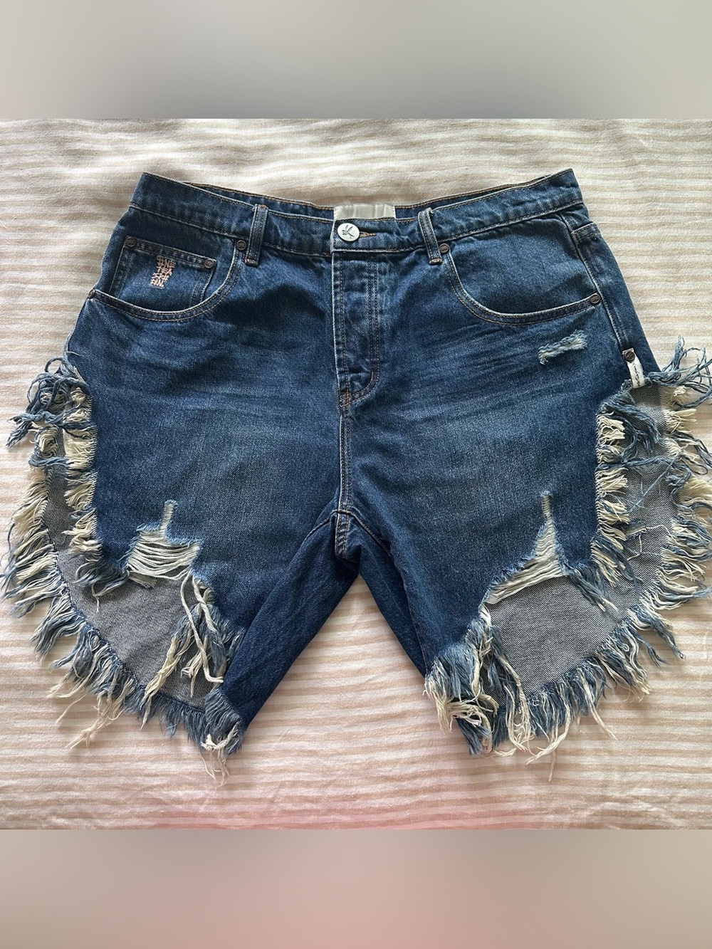 one teaspoon dark wash distressed denim shorts / size 31